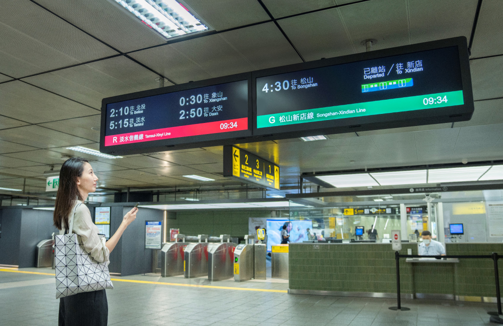 達擎TARTAN顯示器的特殊長條型比例非常適合空間與高度有限的大眾運輸場域應用，具備工業等級高品質、高亮度、高解析與高色彩飽和度等優勢，打造都會智能車站新風貌。