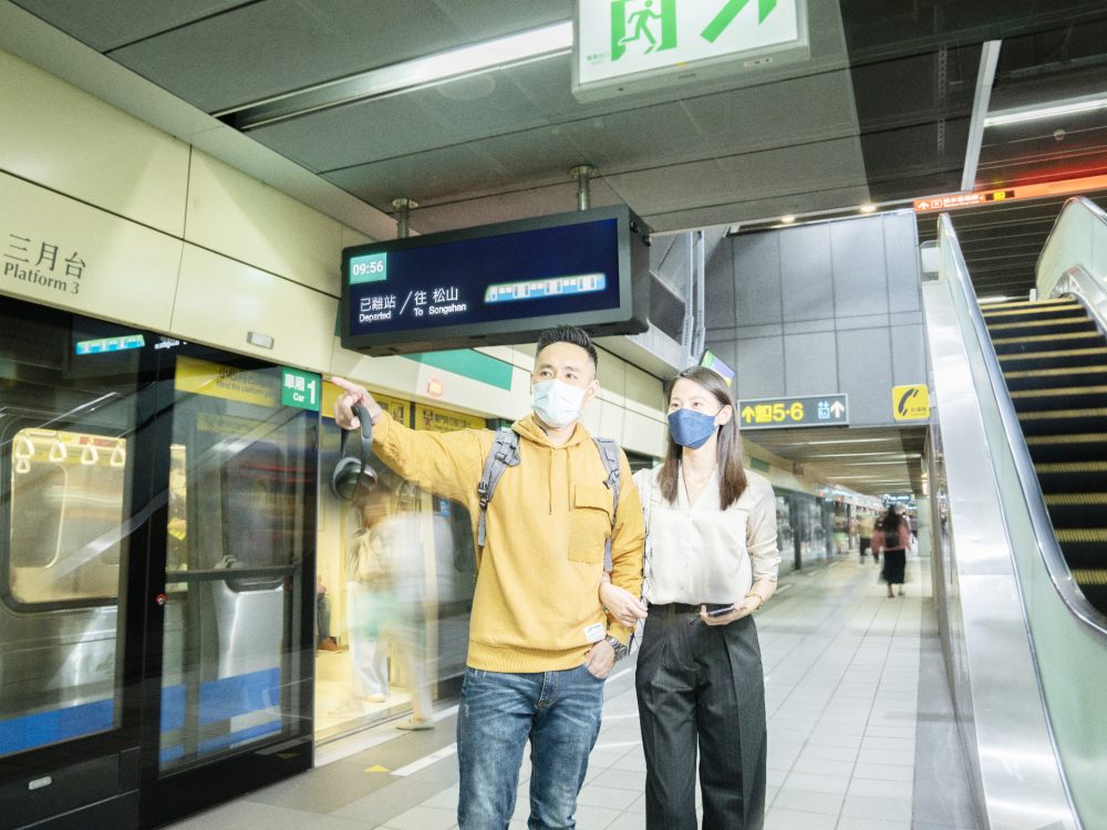 友達旗下達擎之客製化TARTAN顯示器，於台北捷運中山站亮相。以獨特長條型比例與高畫質特色，為台北捷運站帶來嶄新的都會車站風貌