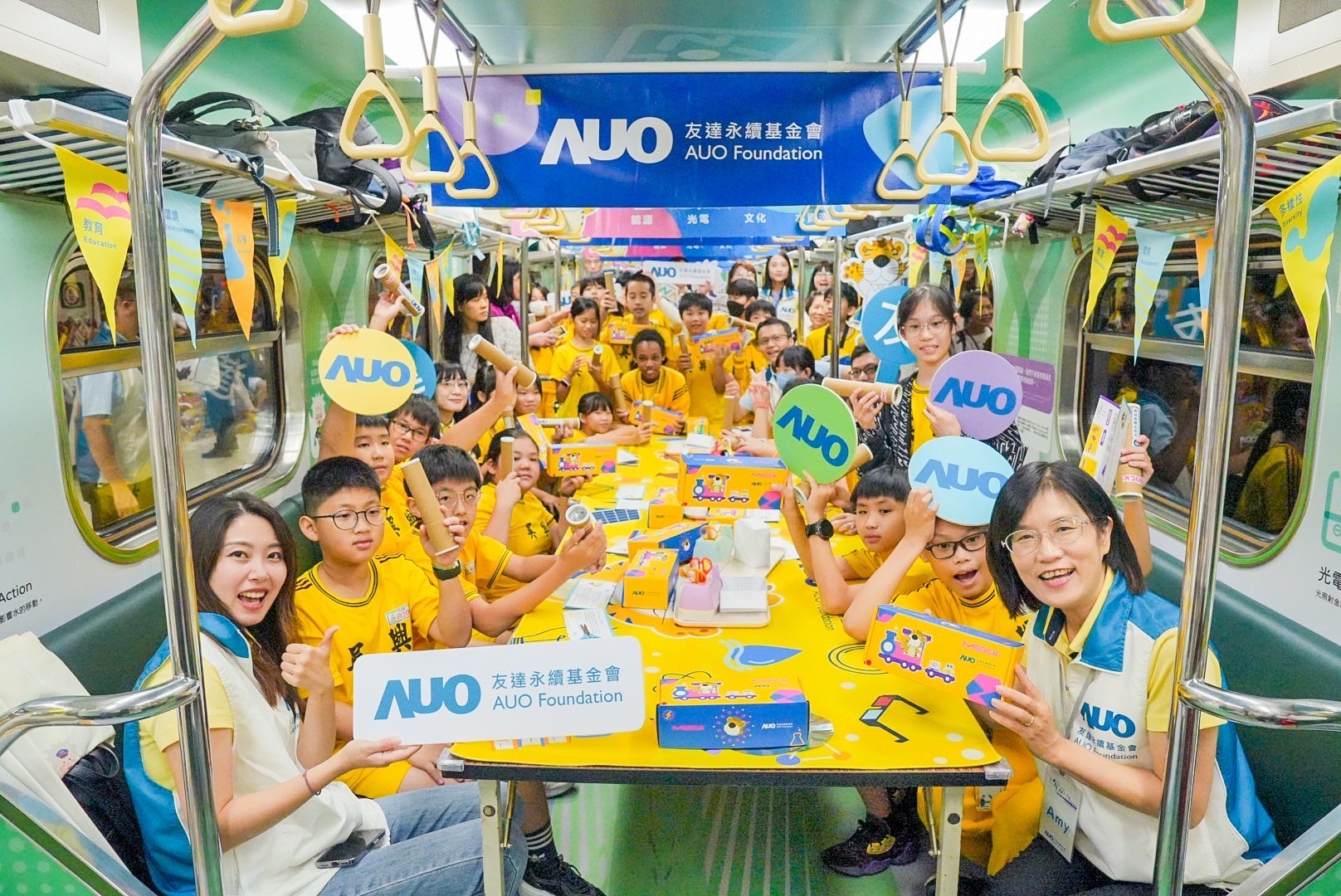 友達永續基金會響應國科會推動的「臺灣科普環島列車」正式啟航，透過「生活中的科學」車廂課程設計，展開為期6天巡迴全臺17個縣市、？32站的移動式科普之旅