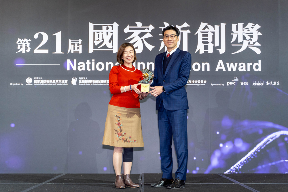 友達旗下子公司友達耘康與達擎分別以「中醫數位化檢測解決方案」及「寬視角3D醫療顯示器」獲得第二十一屆國家新創獎「智慧醫療與健康科技」類別的「企業新創獎」與「國家新創精進獎」兩項殊榮。圖左為衛生福利部政務次長林靜儀、圖右為友達光電智慧醫療事業群總經理廖世宏