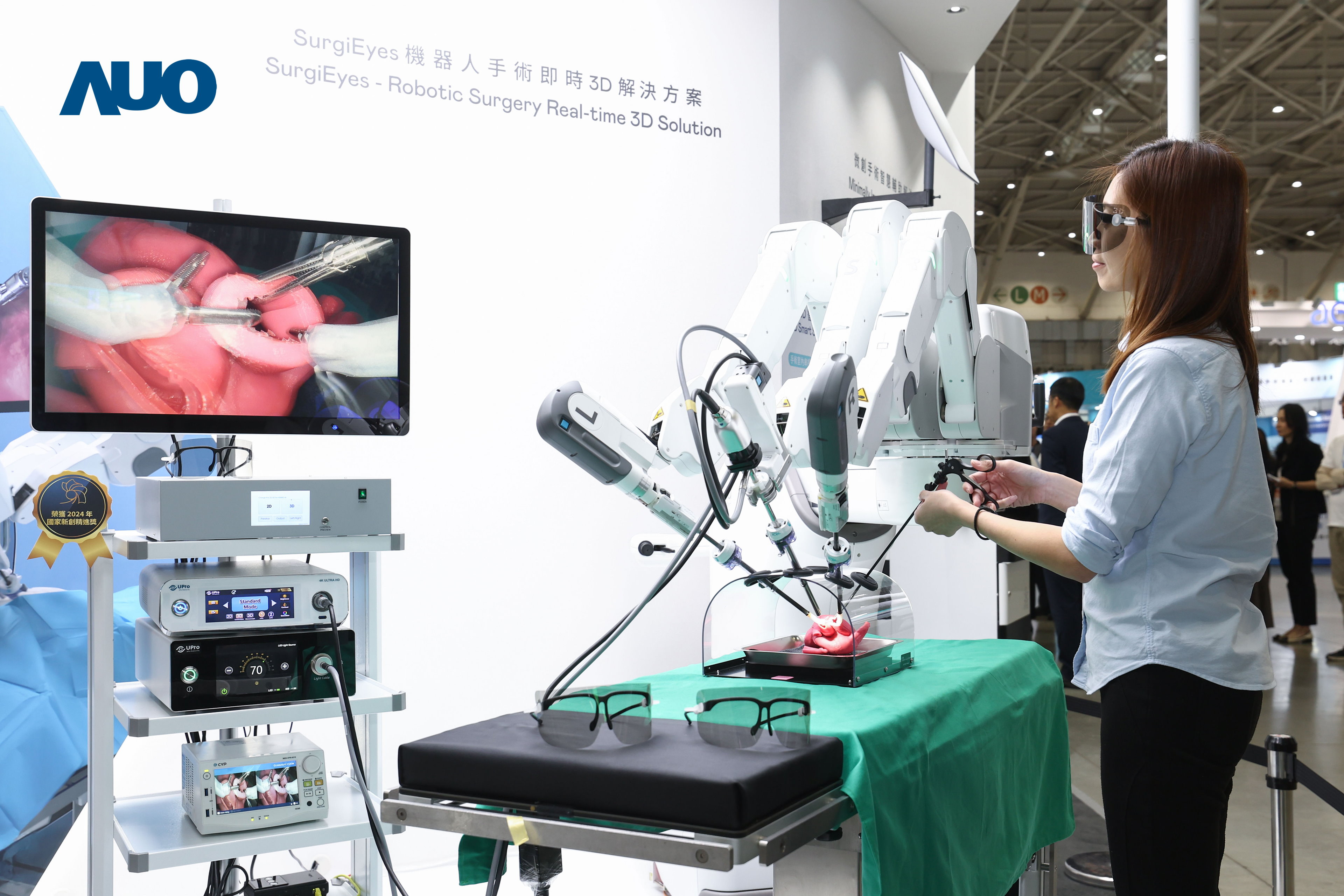 达擎以领先的3D显示技术推出〝SurgiEyes机器人手术实时3D解决方案〞，整合先进3D图像处理与独家3D垂直宽视角、广色域的显示技术，手术团队可实时同步主刀医师视角看到清晰3D影像，提升沟通效率与安全性。