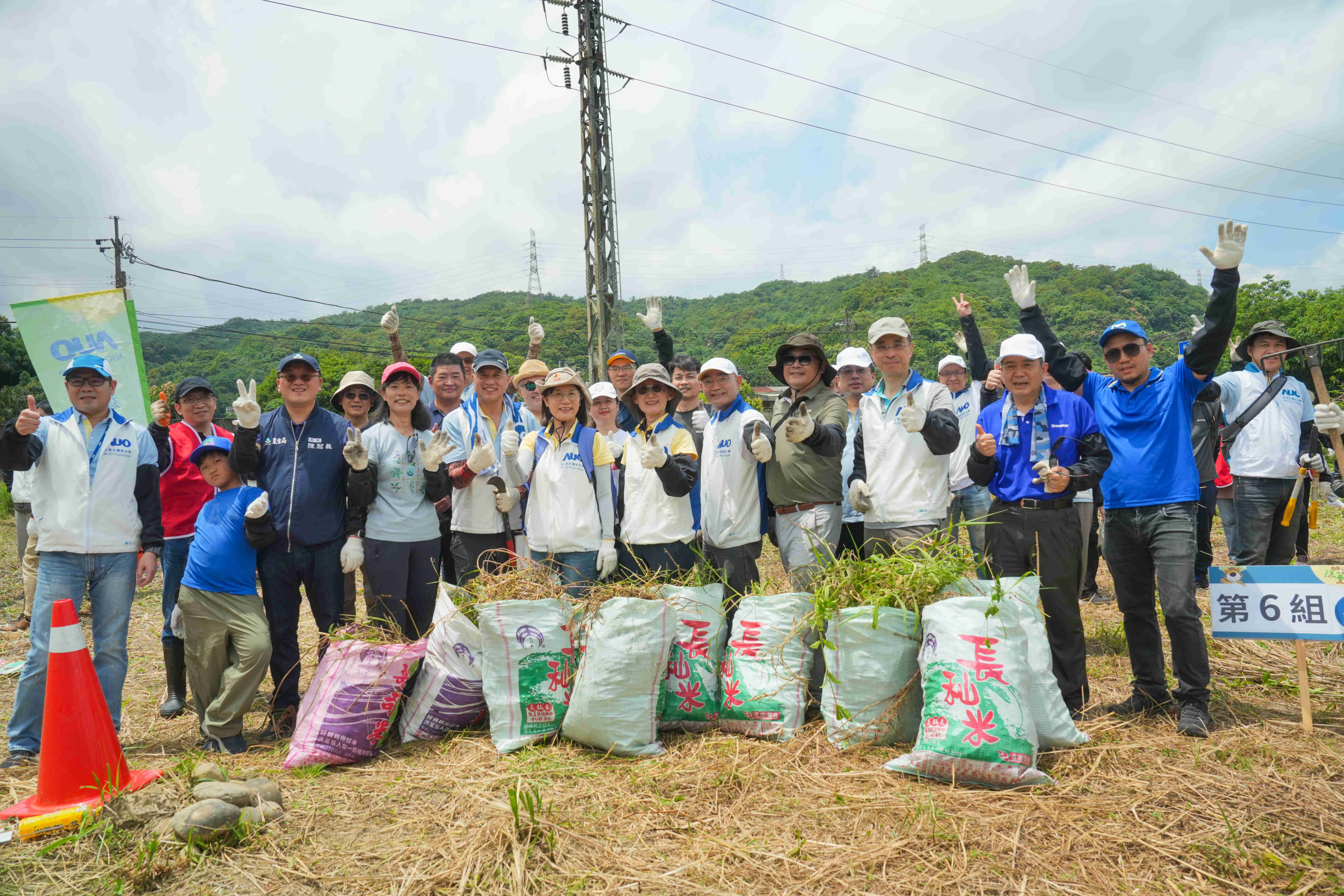友達永續基金會今（17）日在桃園龍潭廠區舉辦「手護台灣綠色堡壘　Green Party除蔓生活節」，由友達光電暨友達永續基金會董事長彭双浪攜手政府、供應商等合作夥伴共同參與